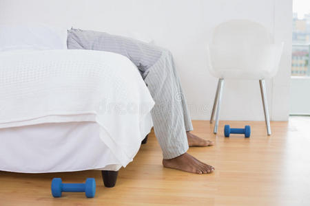 穿着睡衣的男人躺在明亮家的床上