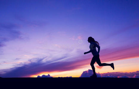 女跑步者剪影，女跑步者落日