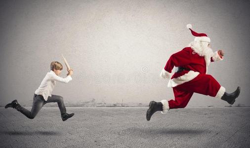 生气的孩子和圣诞老人在一起