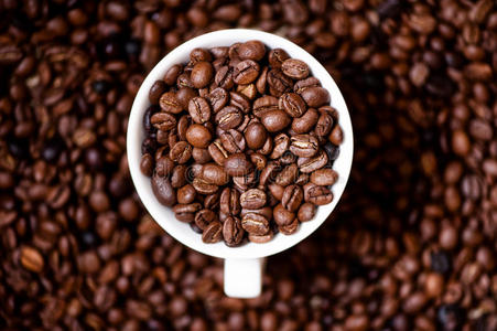 带杯的非洲新鲜生物咖啡豆，俯视图
