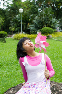 亚洲女孩玩纸风车图片