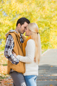情侣在公园接吻图片