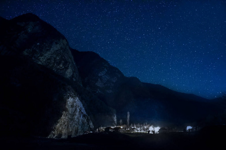 在山上的夜空中美丽的星星