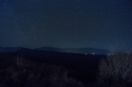 在山上的夜空中美丽的星星