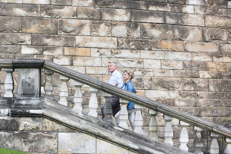 中年夫妇爬台阶