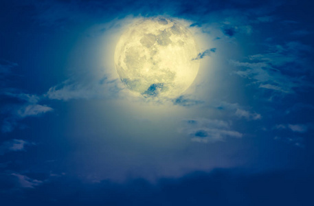 云与皎洁的月亮的夜空。跨进程
