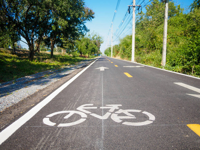 虽然自行车标志和象征自行车车道或沥青道路上