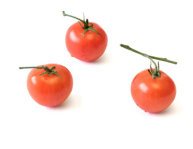 孤立在白色背景上的新鲜樱桃番茄