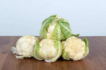 花椰菜孤立在白色背景上。营养和维生素的蔬菜花椰菜