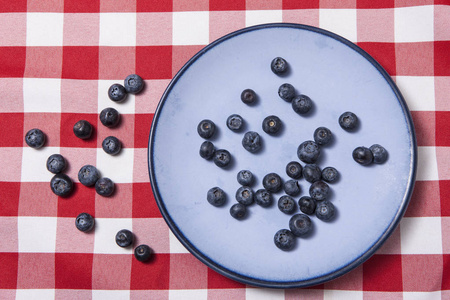 蓝莓在蓝色的盘子上