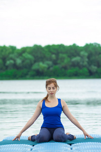 年轻女子练习高级的瑜伽健身锻炼 34