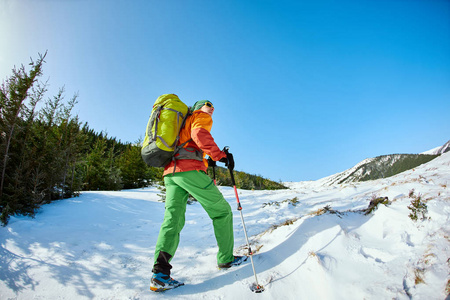 在山的登山者