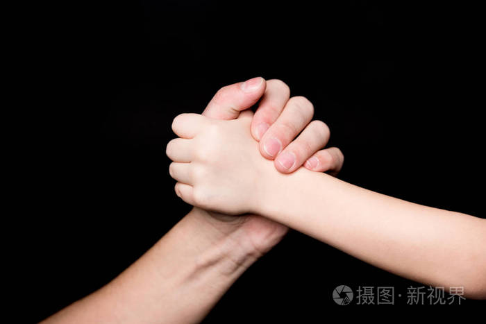 父亲和孩子手牵着手