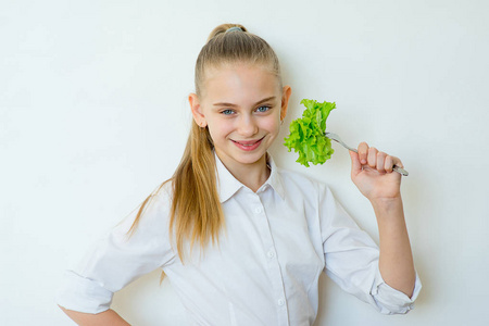 快乐健身女孩叉着孤立的生菜