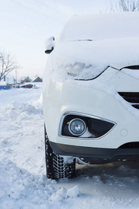 白色的车，在雪中