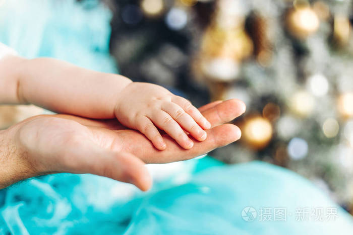 手牵手父父亲特写熟睡的婴儿照片-0w