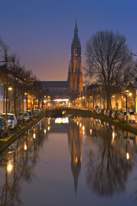教会反映在运河在代尔夫特荷兰