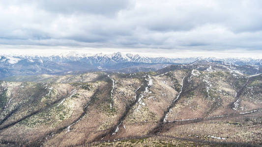 在冬天的山风景