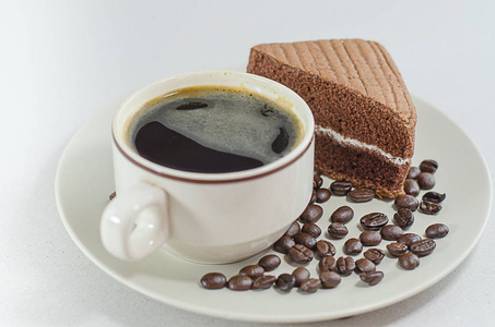 一杯咖啡与巧克力蛋糕在白色背景上