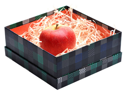 红苹果果实中框用稻草上白色孤立