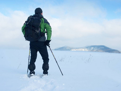 雪鞋的人在雪地里休息。雪地行走的徒步旅行者