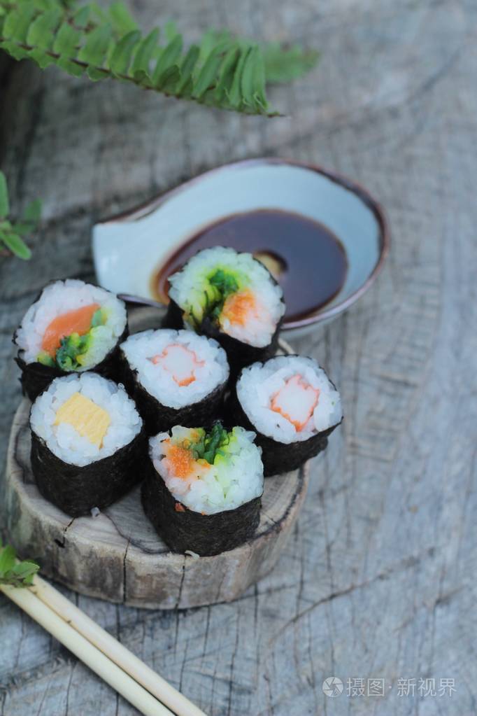 混合的卷寿司套是美味日本料理