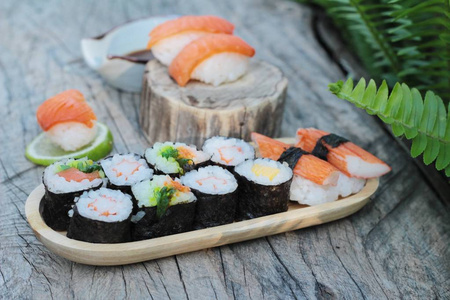 混合的卷寿司套是美味，日本料理