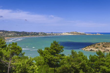 夏季放松。意大利最美的海岸 Vieste.Apulia, Gargano 湾Gattarella 胰岛的前景和背景城堡