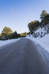 在冬季的一天，南奔，希腊 Ziria 山上的道路