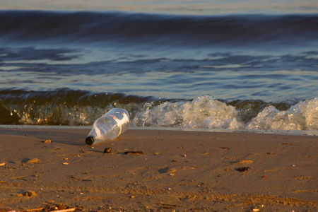 在海滩上的塑料瓶