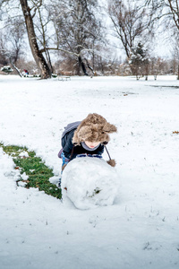 在雪地里玩的男孩