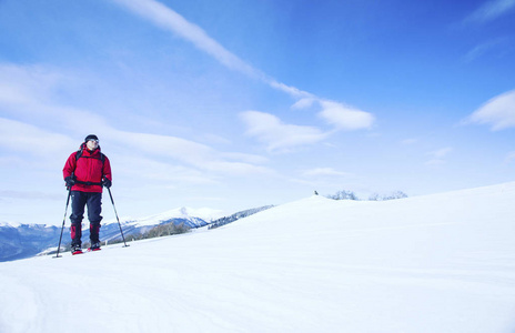 冬季徒步旅行。在山里徒步旅行带着背包和帐篷雪的冬天