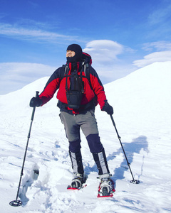 冬季徒步旅行。在山里徒步旅行带着背包和帐篷雪的冬天