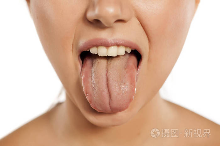 显示她的舌头的女人