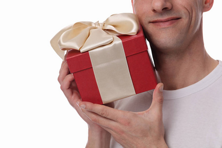快乐的男人微笑着拿着一本的礼品盒，白色背景上