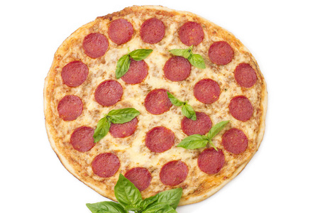 意大利辣香肠比萨饼，孤立的白色背景上