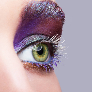 女性的眼睛区和眉毛与晚上紫妆图片