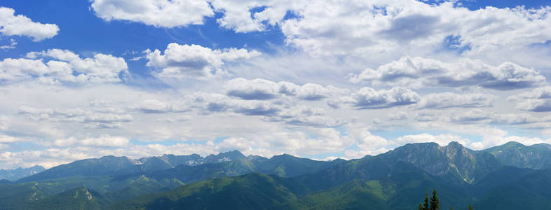 全景图的山脉上的天空背景