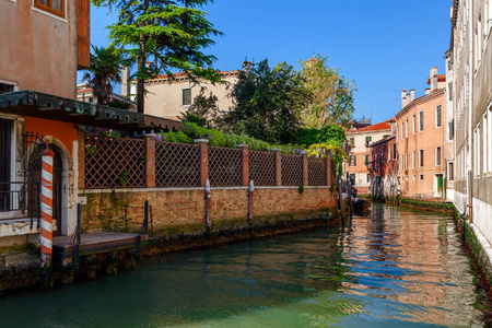 小运河和色彩缤纷的房子，在威尼斯