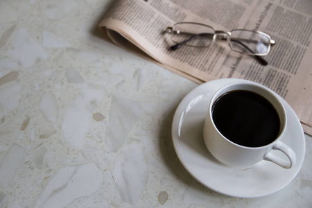 早上喝咖啡与报纸