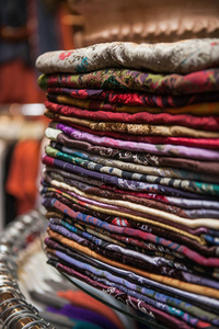 摩洛哥妇女明亮色彩鲜艳的衣服在市场