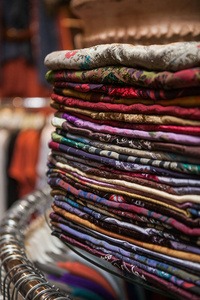 摩洛哥明亮的五颜六色的围巾在市场上
