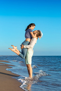 浪漫情侣度假海滩上