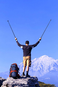 在夏天在晴朗的一天在山里徒步旅行