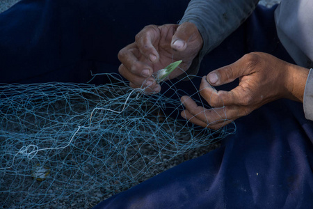 男子制作渔网