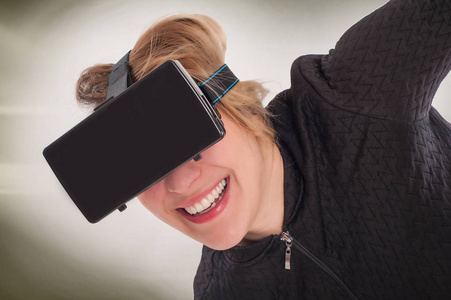 女人玩游戏与虚拟现实设备面具