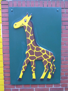 大画的学校墙上的快乐长颈鹿