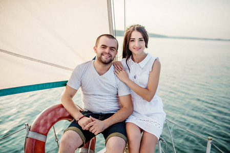 美丽对新婚夫妇爱在游艇上度假