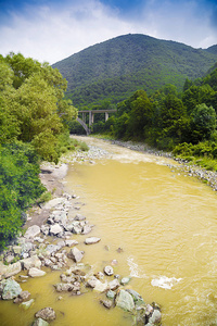 山区河流桥下