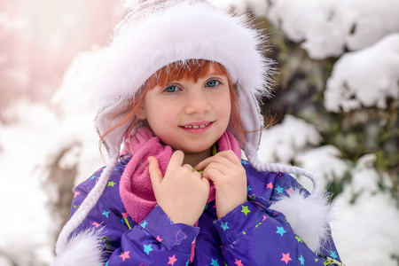 户外冬季的美丽微笑的年轻女孩肖像